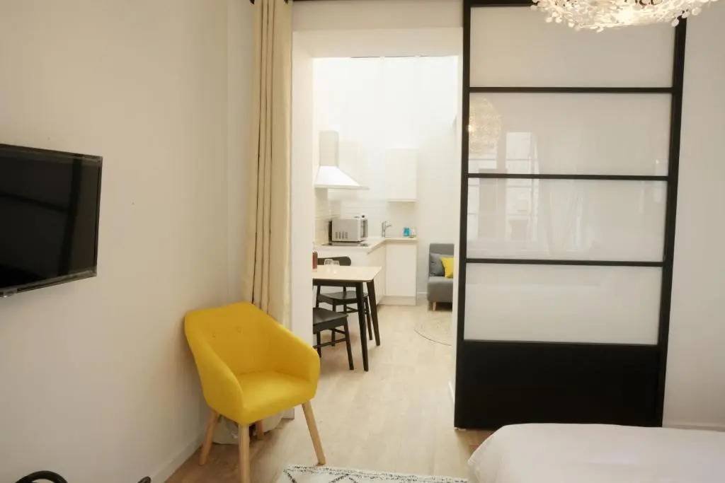 T2 avec verrière situé en hyper centre avec wifi, Netflix, linge, draps, savons et serviettes fournis