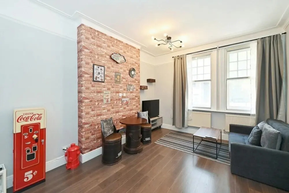 Beautiful flat Next to Victoria Station