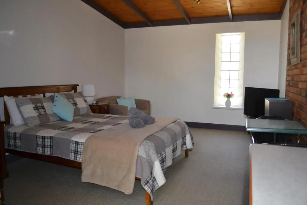 Colonial Bank Motel