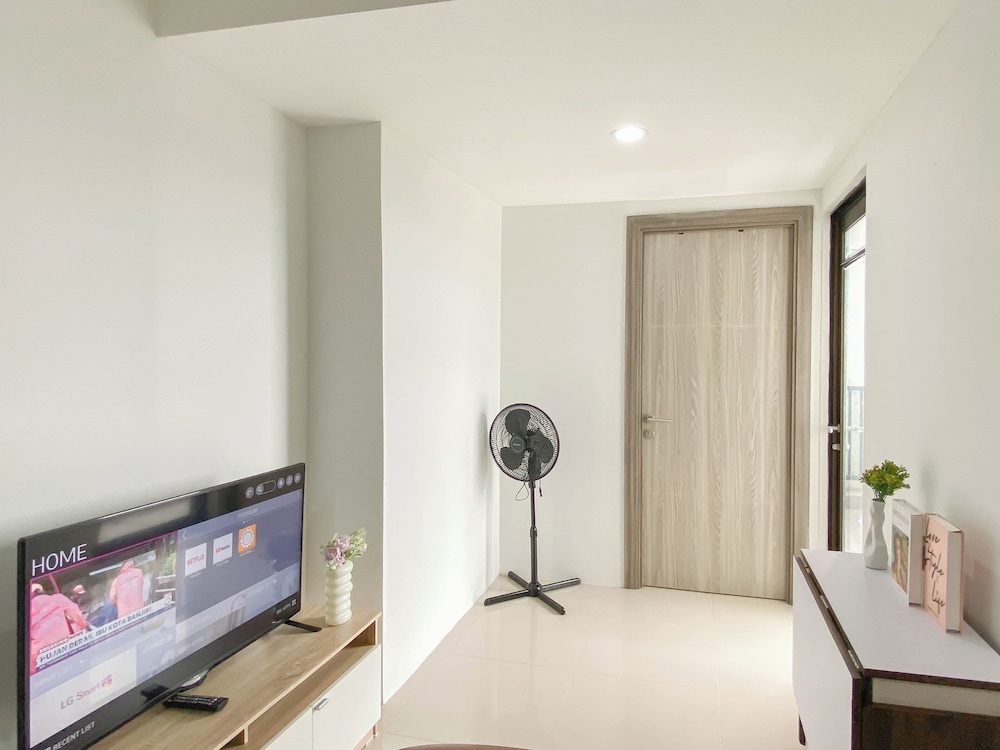 Contemporary And Restful 2Br At Apartment Anwa Residence