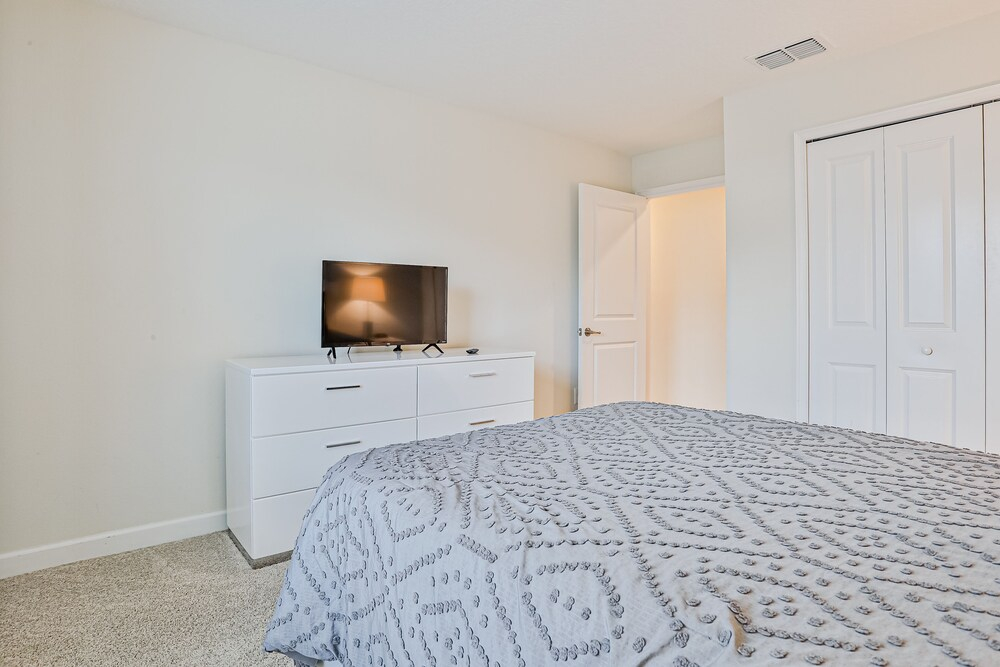 Modern Townhome With Private Pool, hot Tub, Central AC, and Private Washer/dryer
