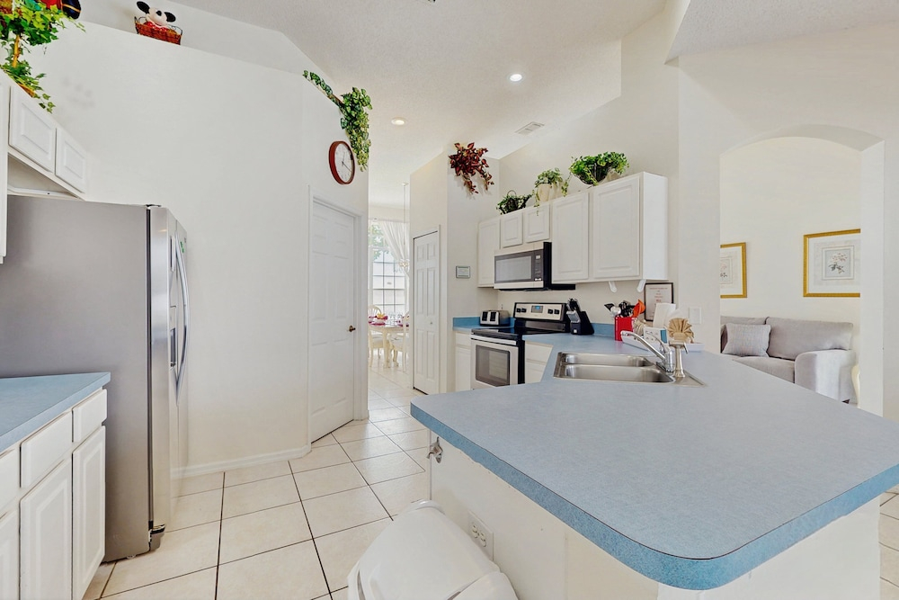 Home Near Disney/golf With Screened Pool, Spa, Pool Table, Foosball, AC, and W/D