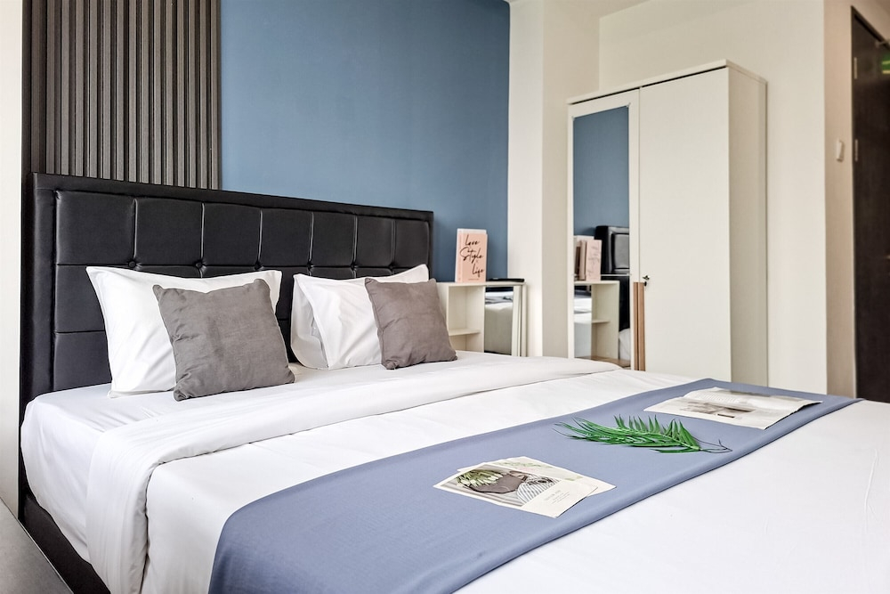 Stylish Blue And Strategic Studio At Apartment Collins Boulevard