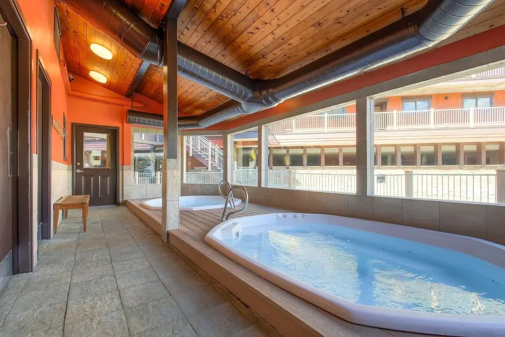 Sawmill Creek Blue Moose Condo: Ski-In, Walk to Main St