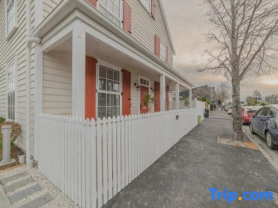 Modern City Retreat   3BR, 2BA