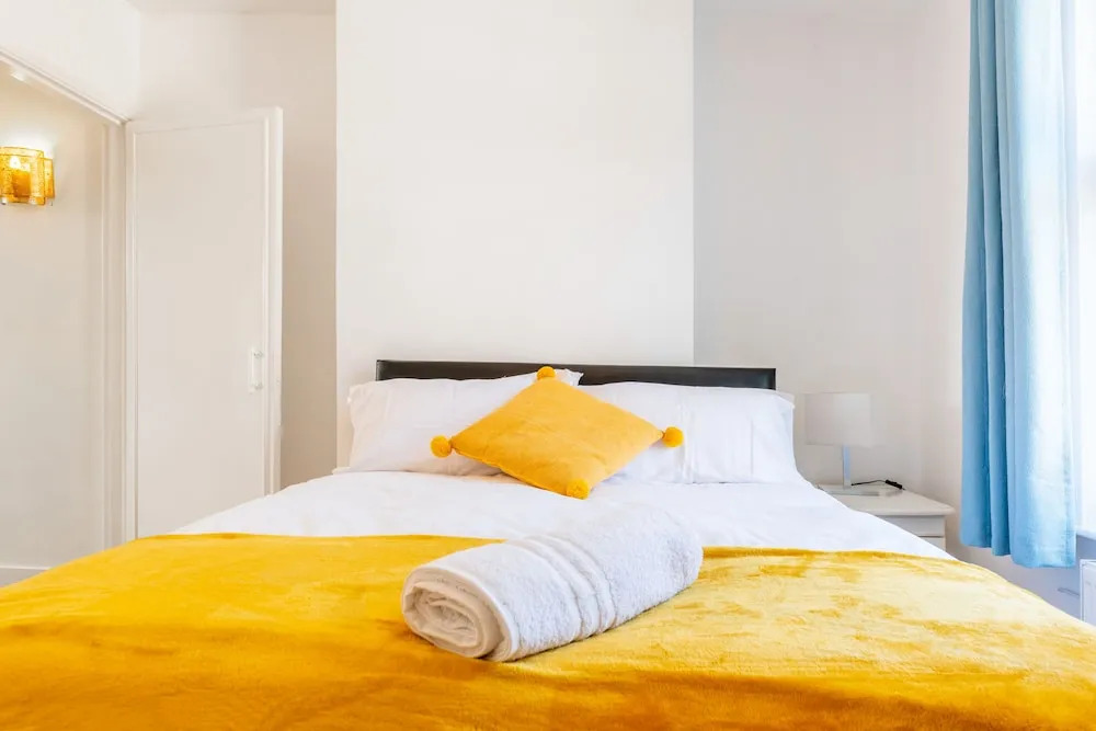 Stylish 3-bed House With Free Parking & Wifi