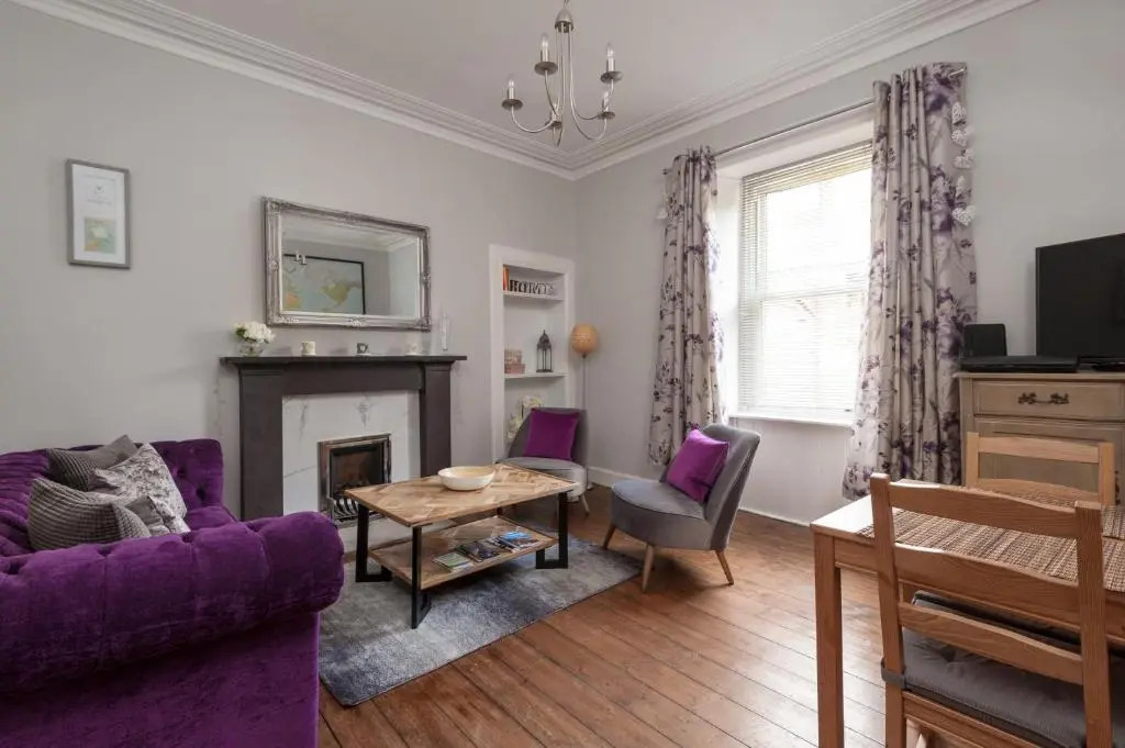 412 Lovely 2 Bedroom Apartment in Abbeyhill Colonies Near Holyrood Park and Calton Hill