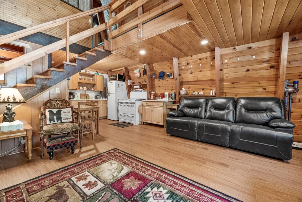 The Grizzly Grotto - Gorgeous Gambrel With Gaming Consoles And Fast Wifi! 3 Bedroom Cabin