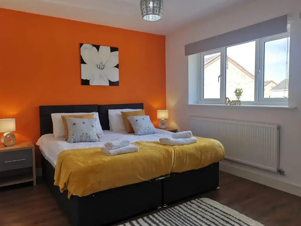 Beautiful & Spacious with 2 Free Parking Spaces By Srk Accommodation