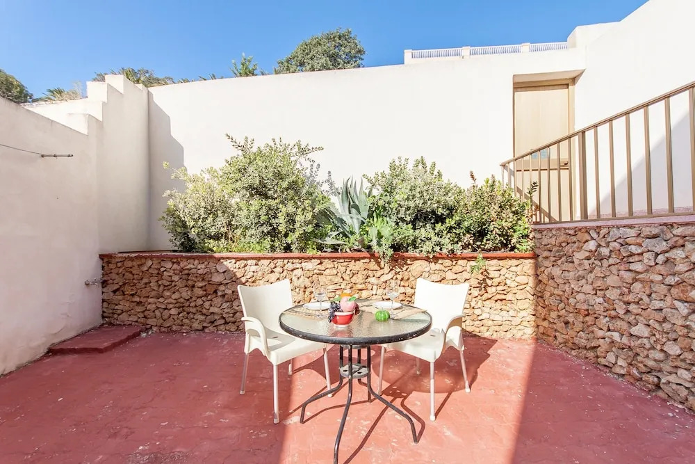 Pool and Sea, charming Merill Apart 3