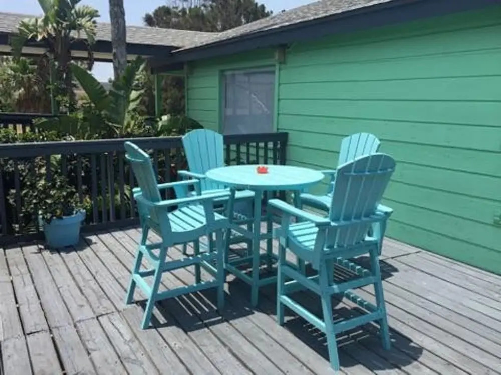 Upper Deck Hotel and Bar