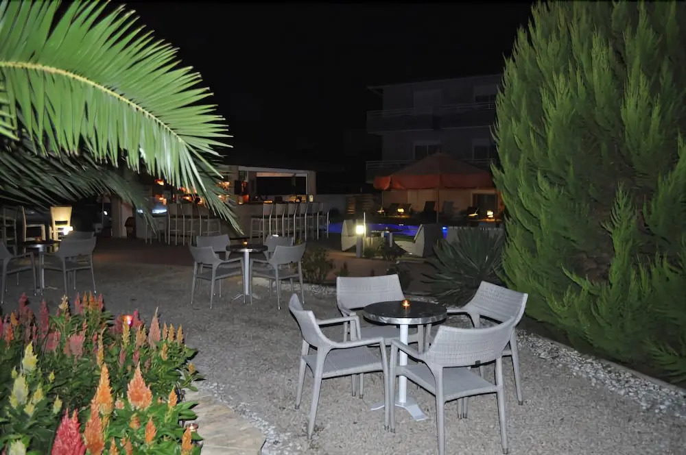 Sarti Plaza