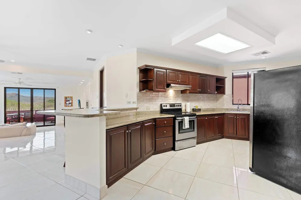Recently Renovated Luxury Condo with Resort-Style Beach Club Access and Ocean Views