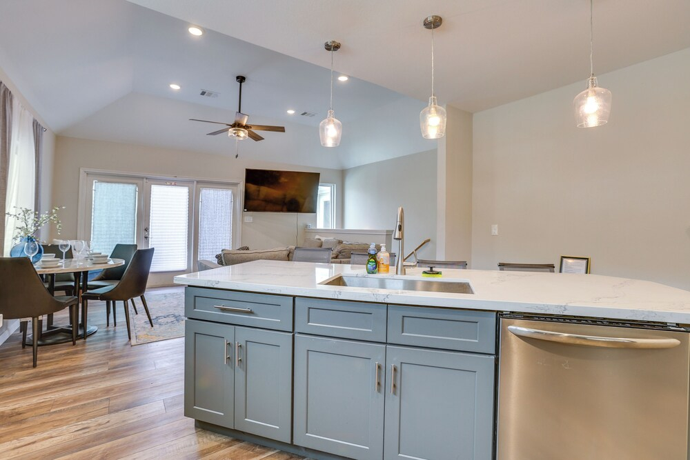 Houston Upgrade! Spacious + Modern Unit Near UH
