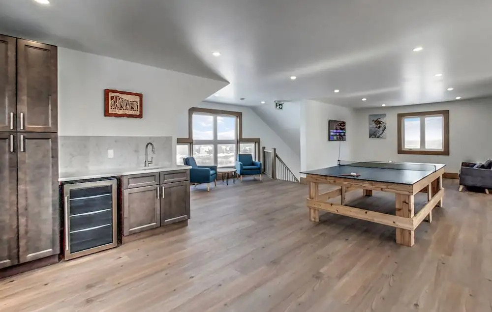 Brand New 7 bdrm Luxury Cottage with Private Beach Access, BBQ,7.5 baths, Hot Tub, Ping Pong Table