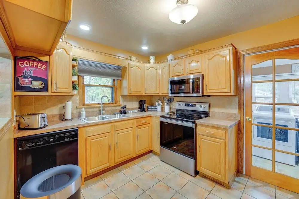 1 Mi to Akron Zoo: Ranch-style Home w/ Yard!