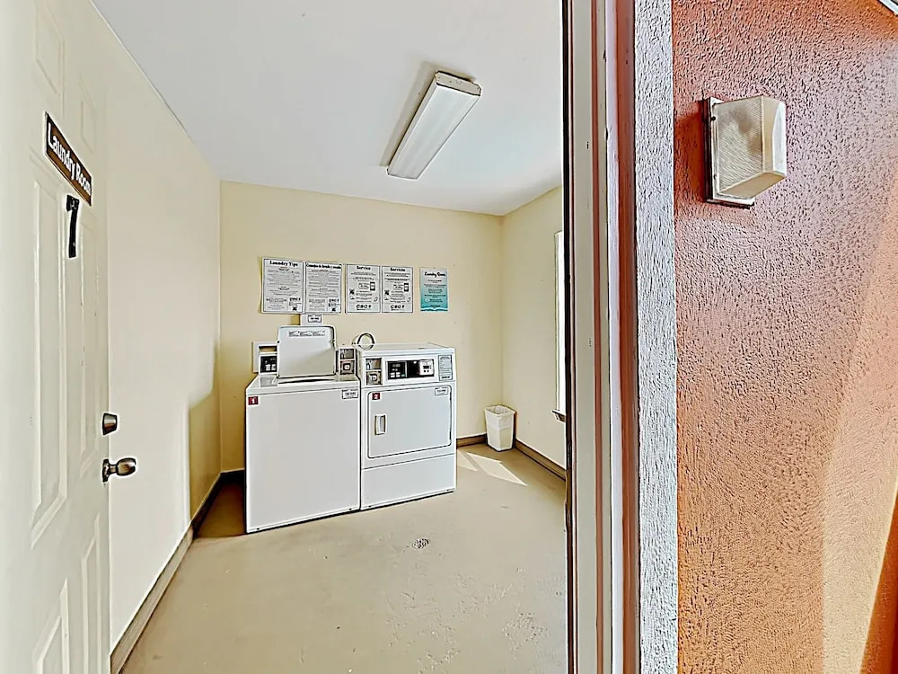 Modern Beachside Gem W/ 2 On-site Pools & Hot Tub 1 Bedroom Condo