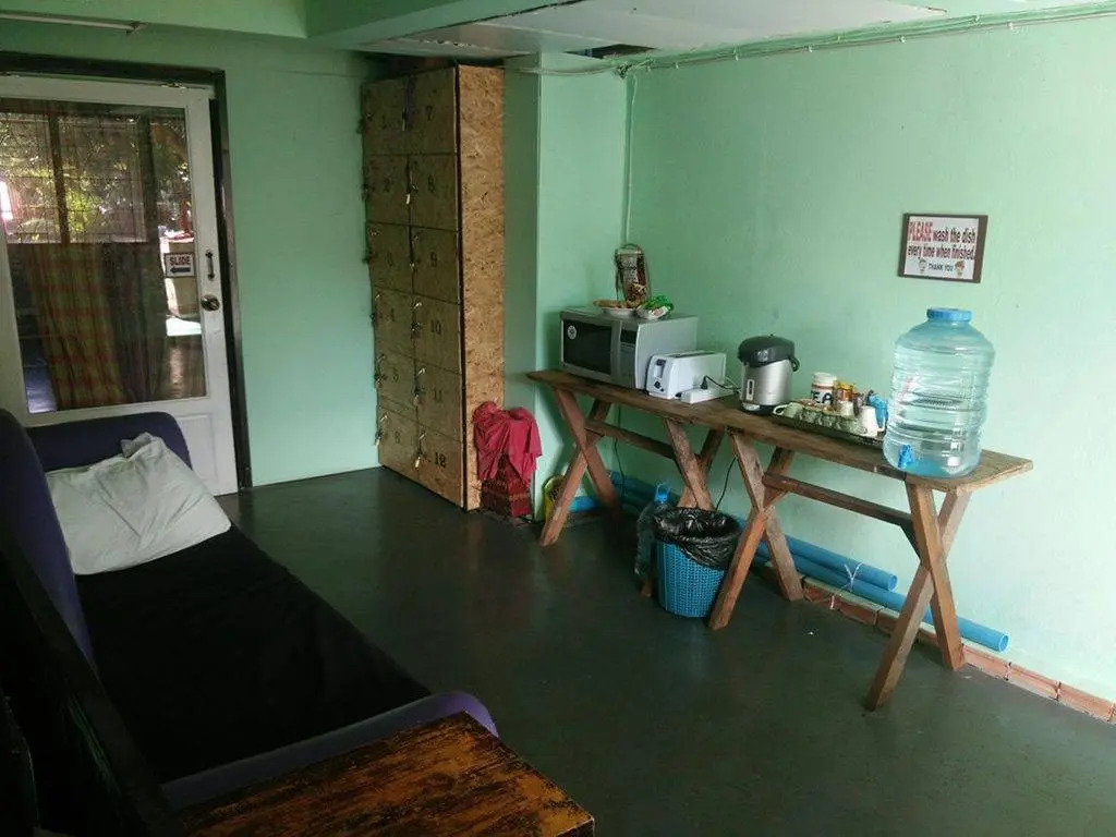 J Giant Hostel