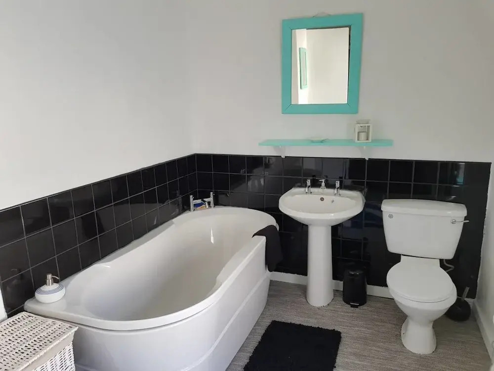 House - Sleeps 4 - Pets Ok - Parking - Garden