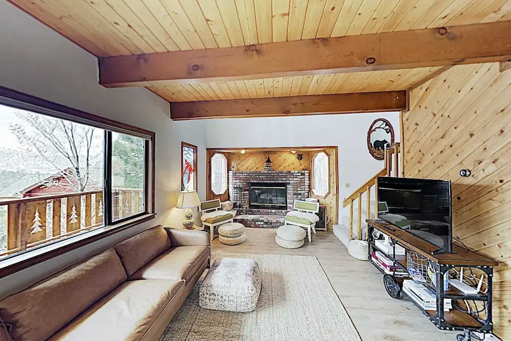 New Listing! Mountain-view Near The Slopes 2 Bedroom Home
