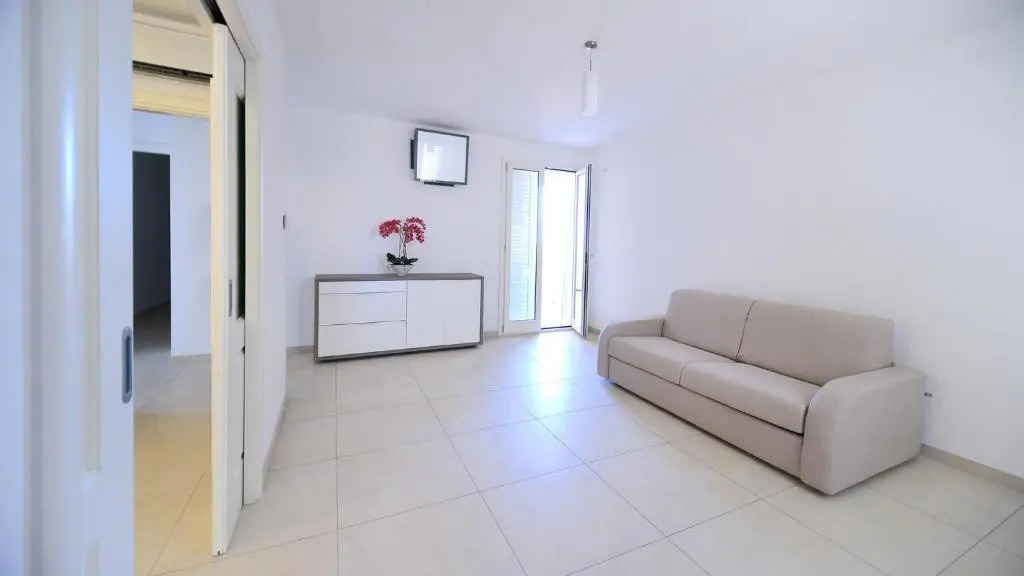Leo Apartments