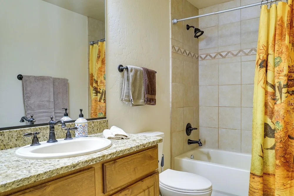 Inviting Las Cruces Condo < 1 Mi to Mesilla Plaza!
