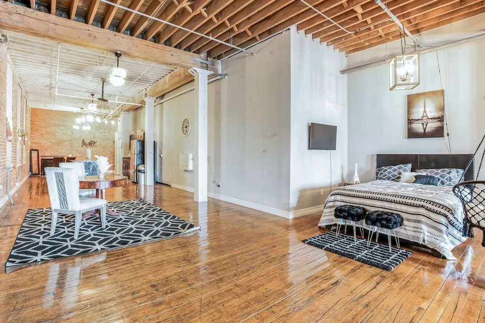 Queen G Investments 1 Bedroom Apts by RedAwning