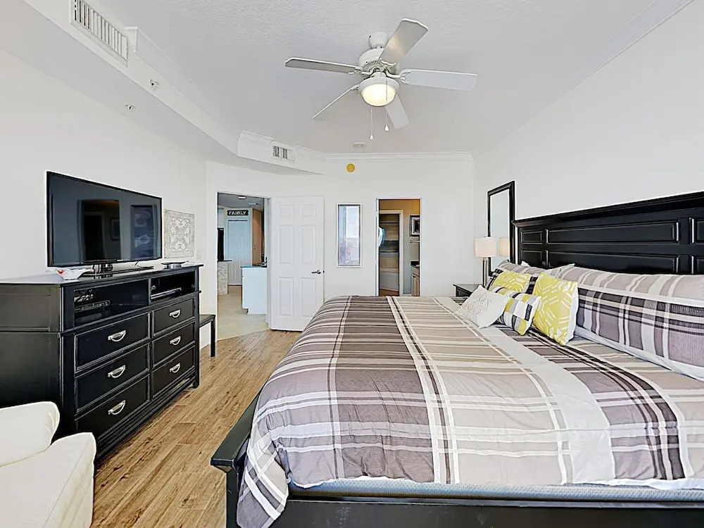 Gulf-view Coastal Elegance W/ Pool & Hot Tub 3 Bedroom Condo