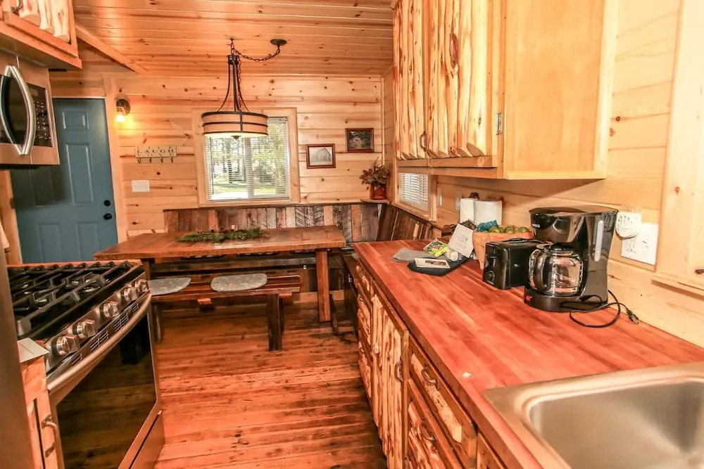 Knotty Knight- Walking distance to the lake as well as the Village