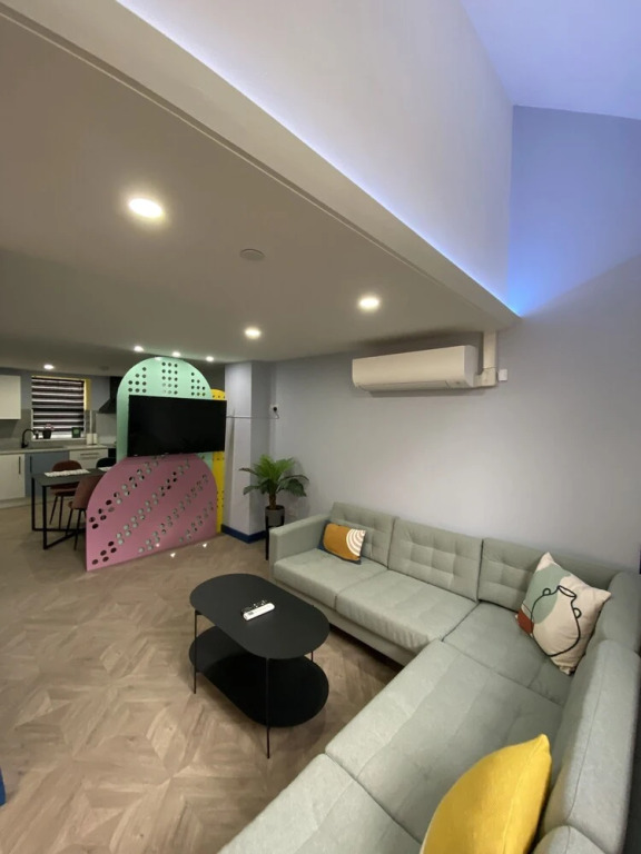 Aaron Wise - 51 Fitzhamon Apartments