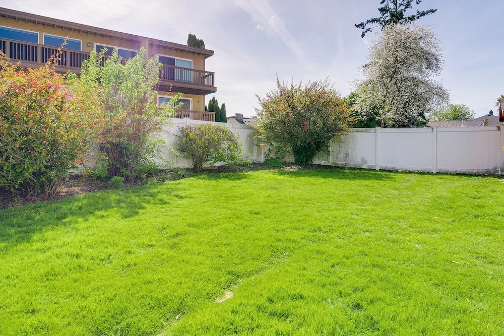 Downtown Kirkland Rental: Steps to Lake Washington
