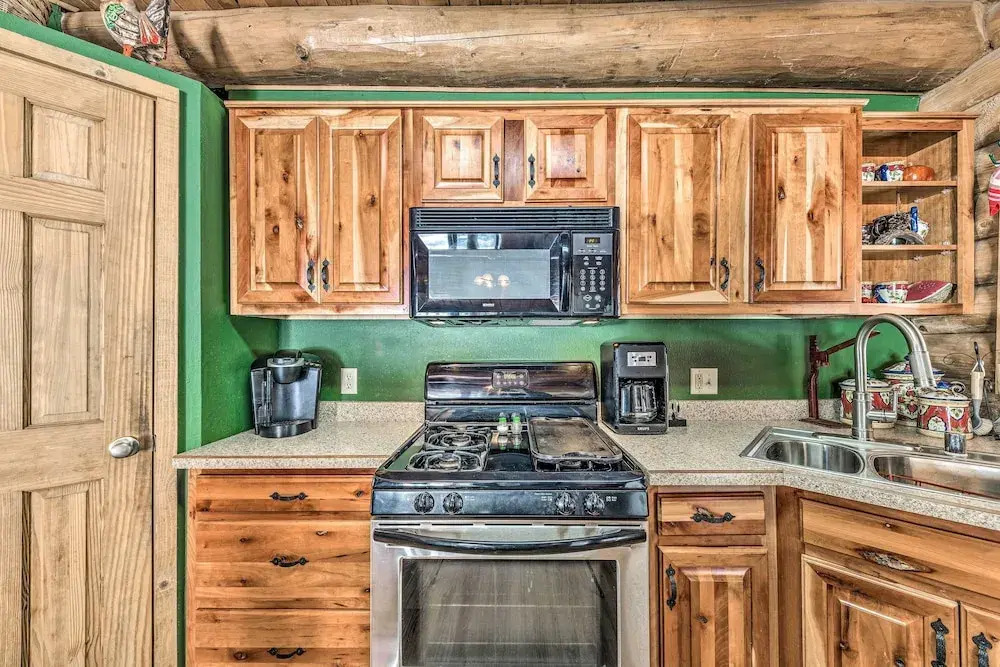 Cozy Alto Cabin on 2 Acres: Near Fishing & Skiing!