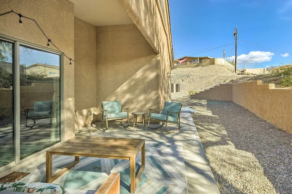 5 Mi to Lake Havasu: Chic Home w/ Fire Pit