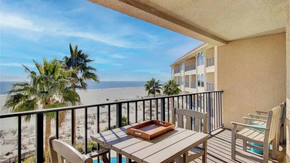 415 Seascape by Avantstay Beachfront Condo w/ Communal Pool Access