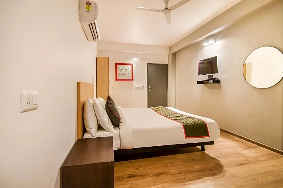 OYO Townhouse 263 Hotel Luxurs Shri Gopal Nagar