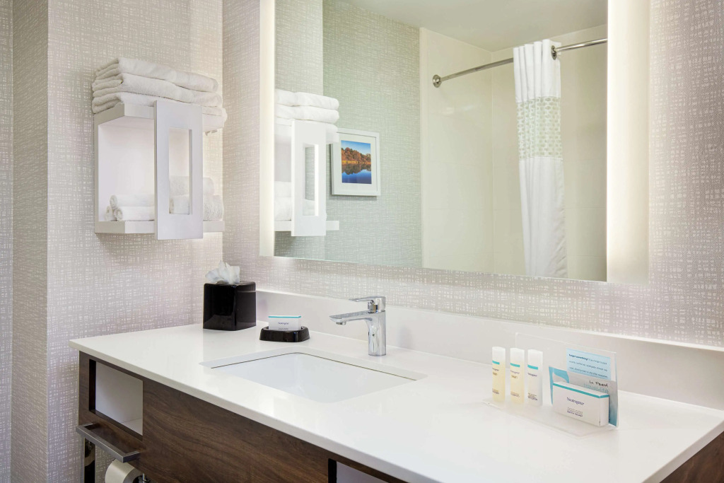 Newly Renovated Hampton Inn Omaha West Lakeside