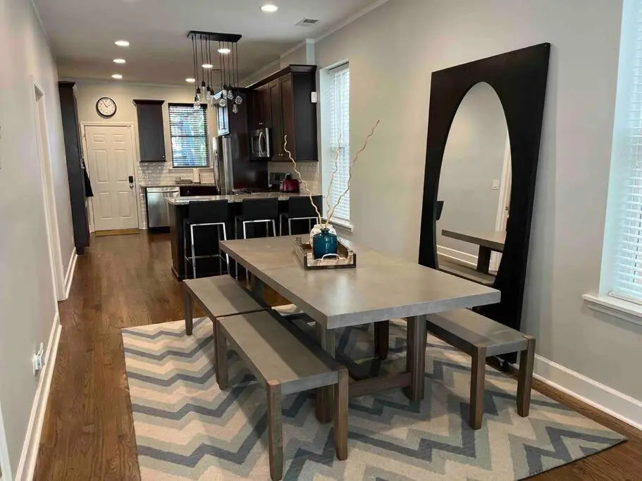 Trendy West Town Flat - 2 bed / 1.5 bath w parking