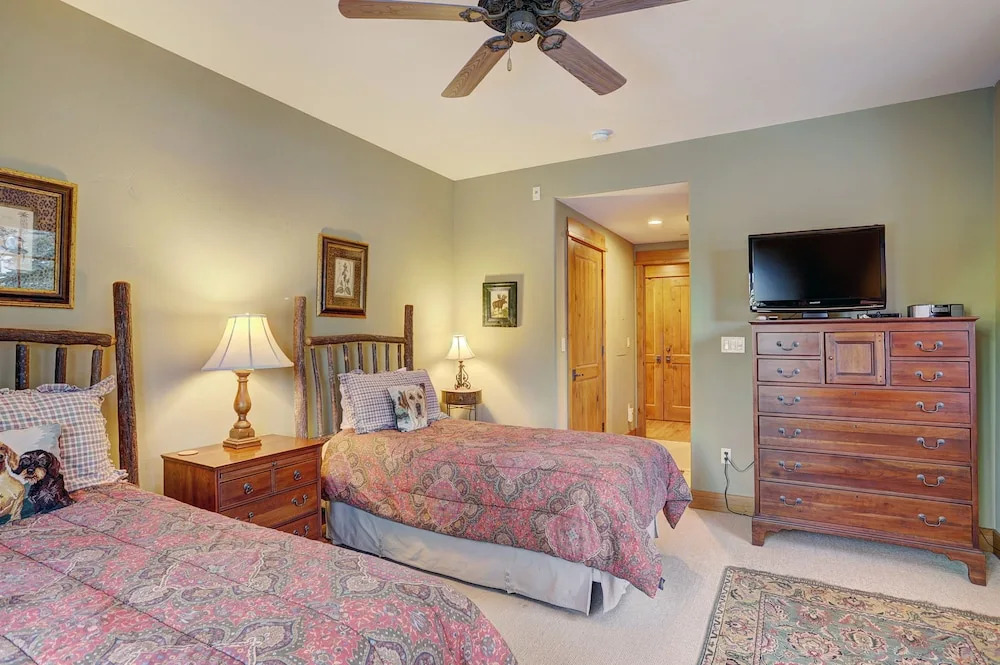 Luxurious 2 Bedroom0 Feet From The Slopes! Condo by RedAwning