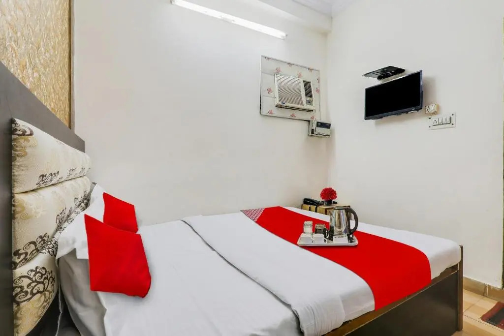 Flagship Radhey Shyam Inn Near Sahara Ganj Mall