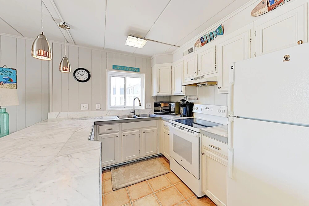 Comfy W/ Balcony & Views -- 200 To Beach! 3 Bedroom Condo