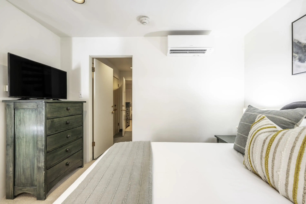 2 BR 3BA Condo - AC, Heated Pool, Walk to Town