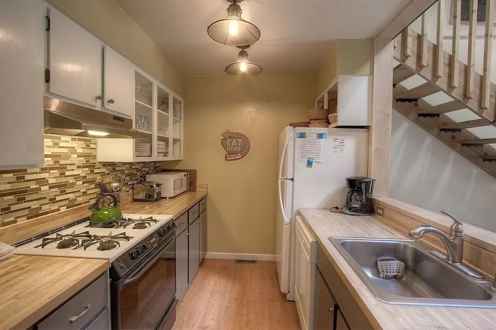 Alpine Getaway 3 Bedroom Home by RedAwning