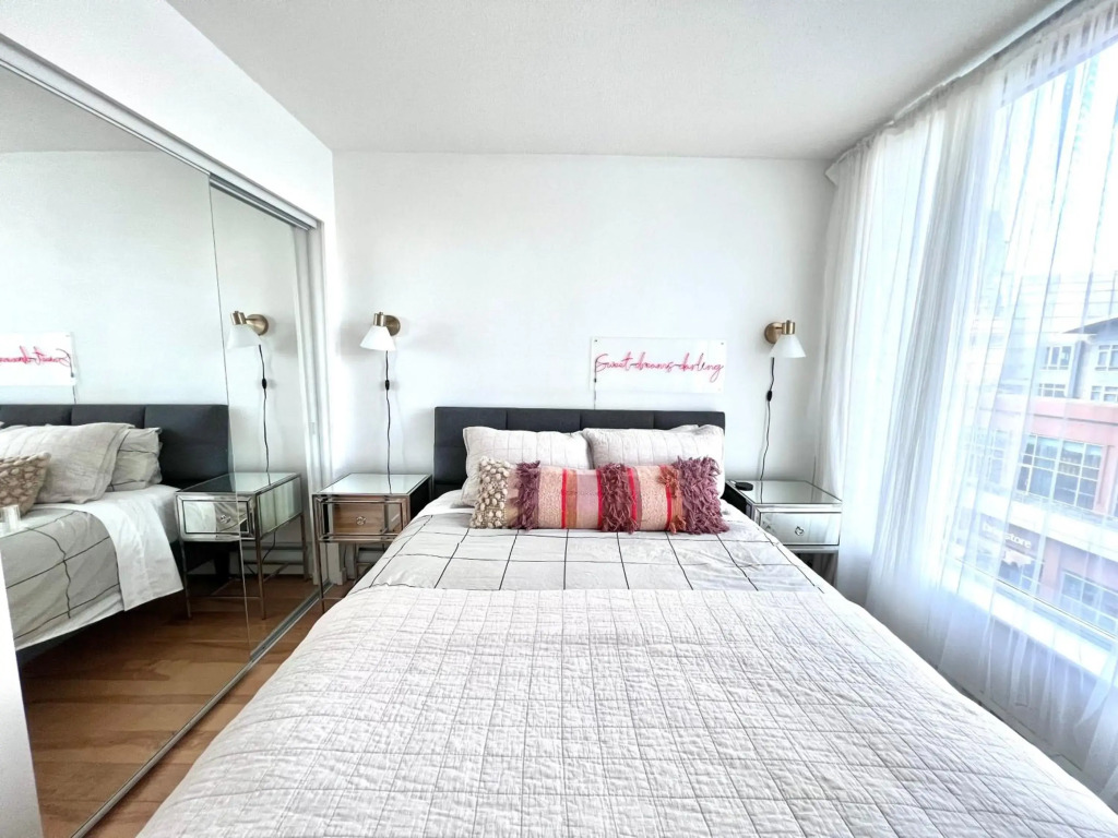 Lovely one-bedroom apartment with swiming pool, hot-tube and gym in central location