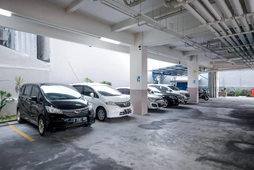 RedDoorz Premium near CBD Puri Indah