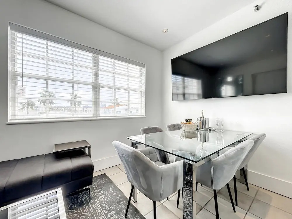 South Beach Bachelor Ette 7BR 4BA - 16 Single Beds