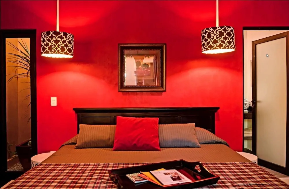 Ochenta Y Dos Bed & Breakfast & Spa