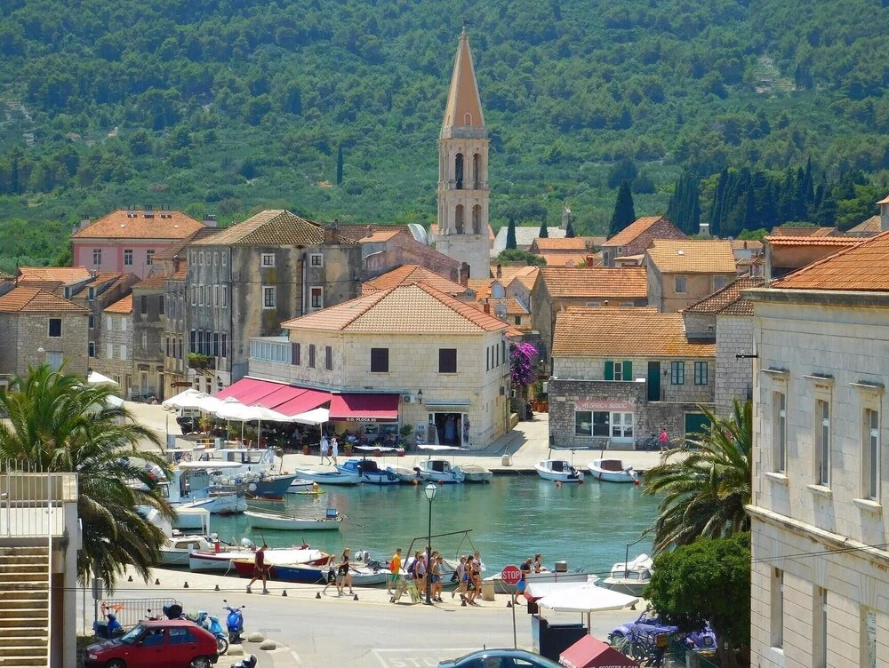 Amazing Home in Stari Grad With Wifi and 2 Bedrooms