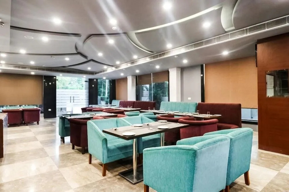 La Silver Leaf Hotel