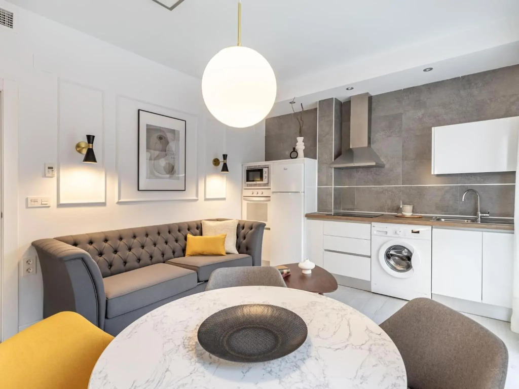 Central Stylish and Elegant 1 & 2 BR apartments I