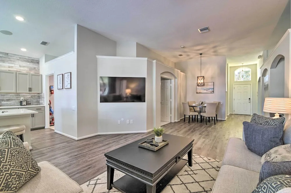 5 Mi to Disney World: Retreat w/ Pool & Lanai